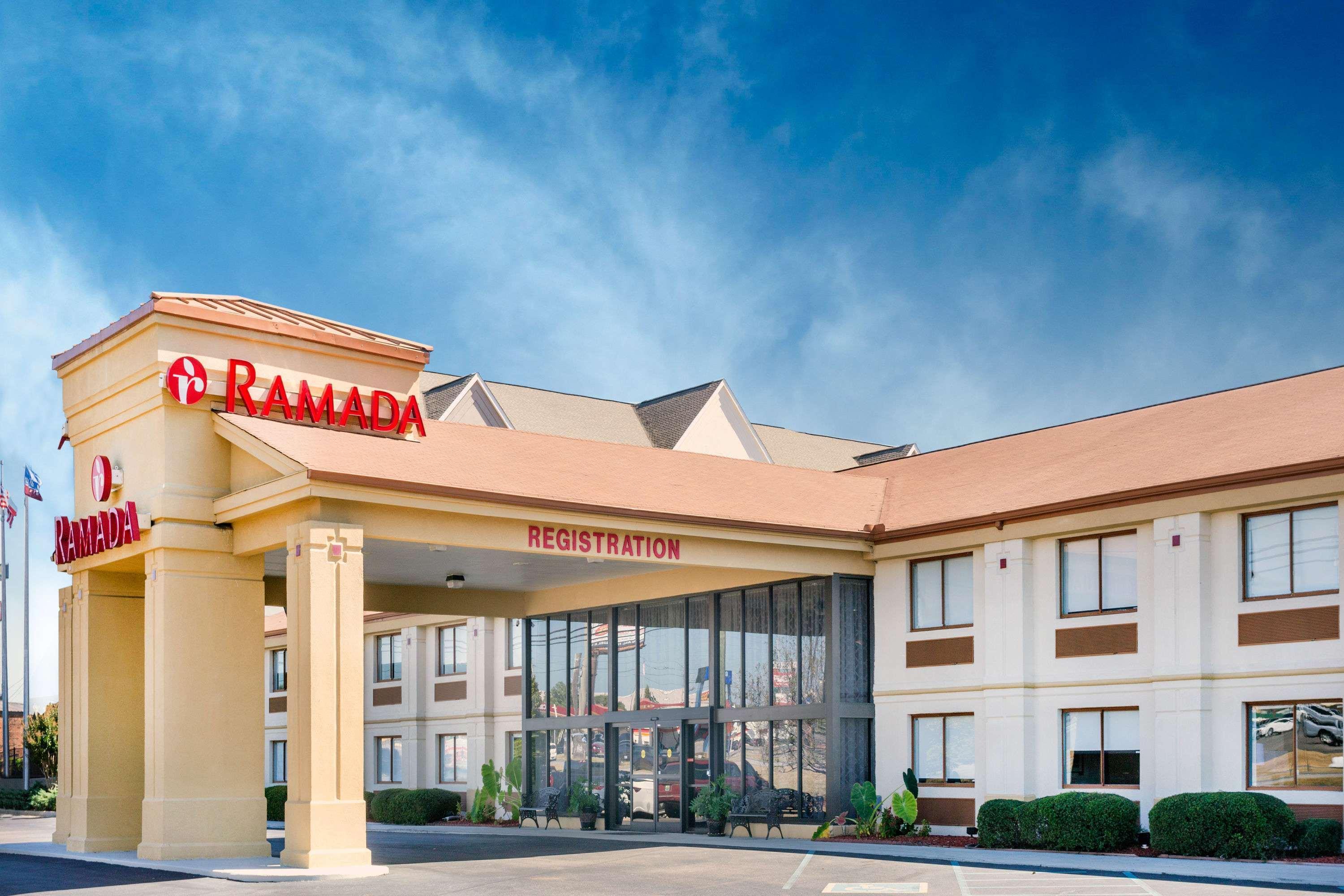 Отель Ramada By Wyndham Тускалуса Экстерьер фото