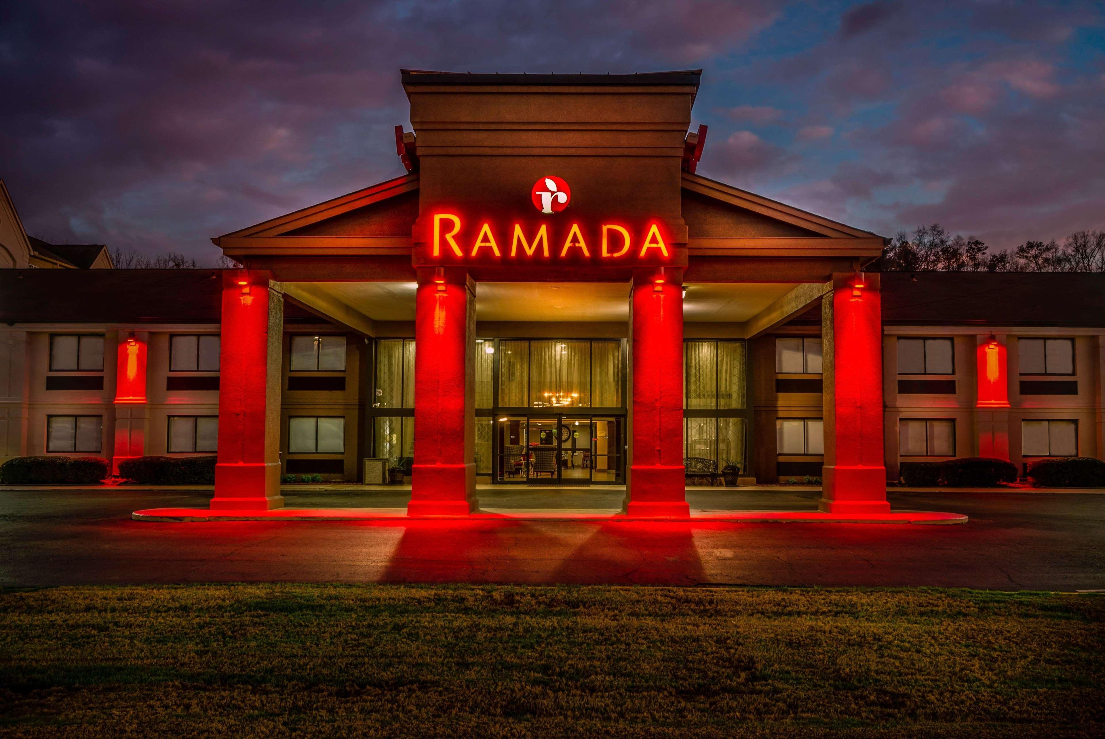 Отель Ramada By Wyndham Тускалуса Экстерьер фото
